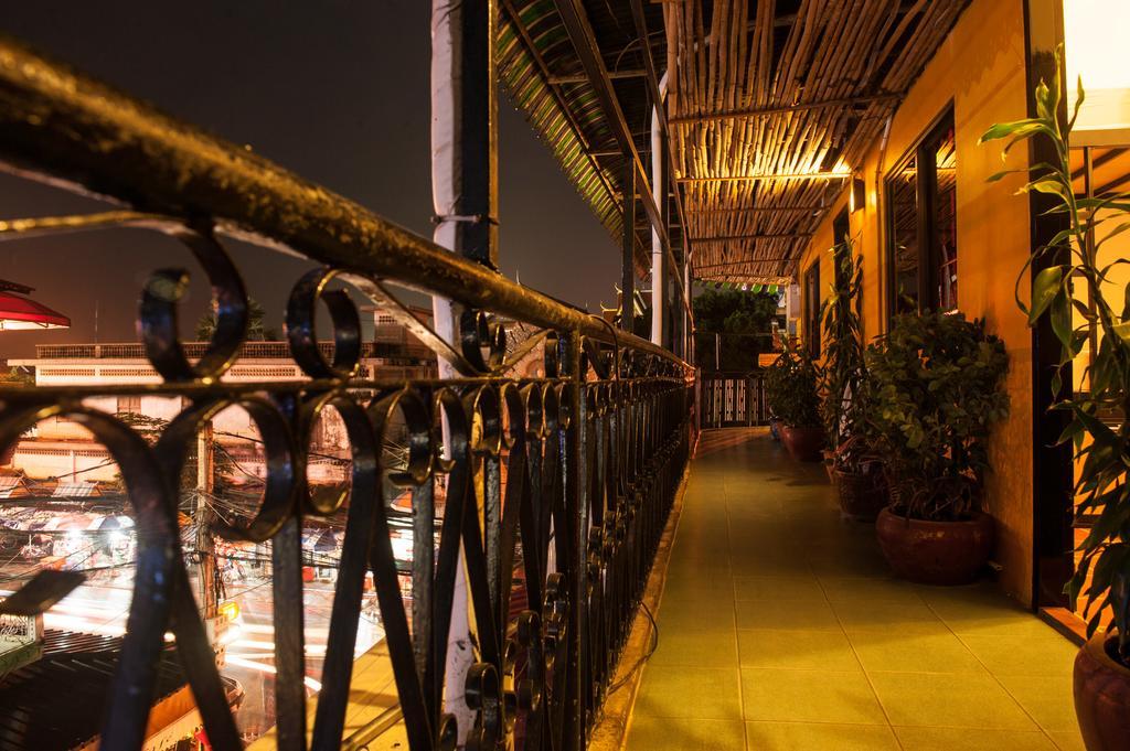 Top Banana Guesthouse & Rooftop Bar Phnom Penh Exterior foto